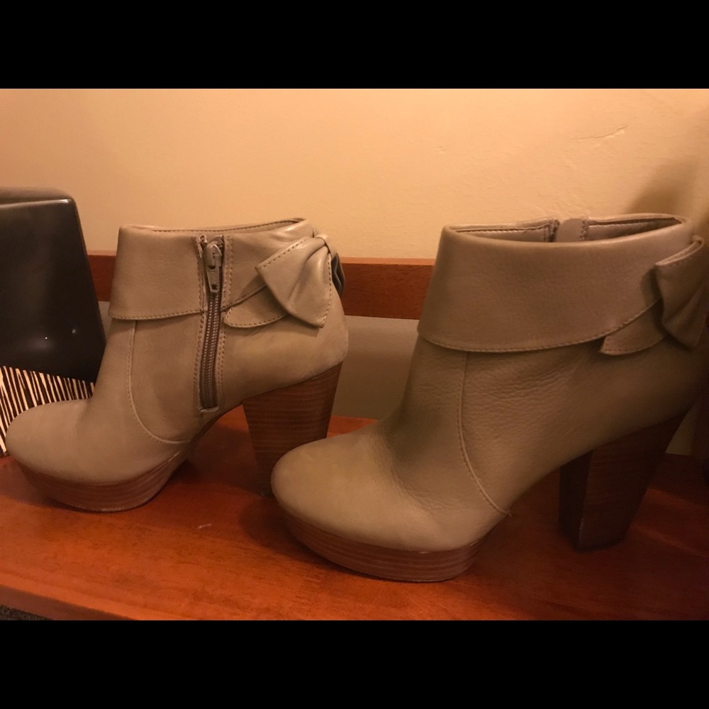 Gianni Bini platform ankle booties